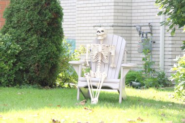 Sandalye avluda oturan iskelet