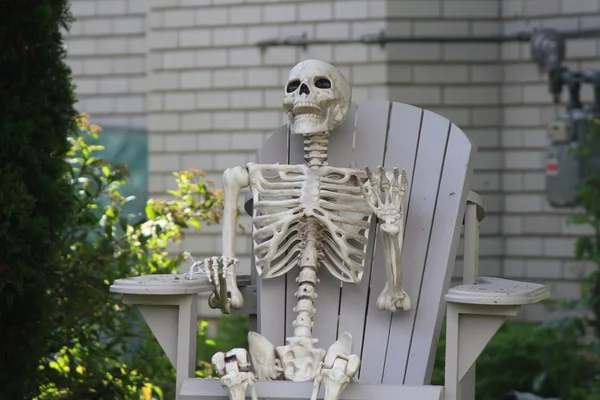 Скелет, сидящий во дворе — стоковое фото