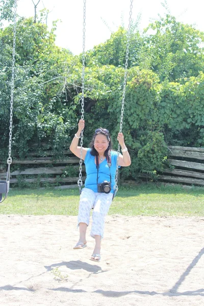 Vrouw op swing — Stockfoto