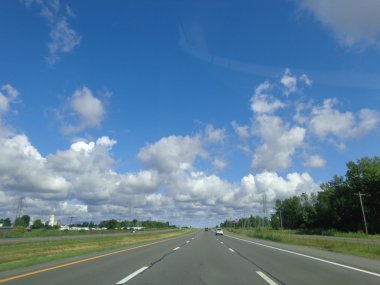 Bulutlar ve mavi gökyüzü