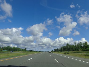 Bulutlar ve mavi gökyüzü