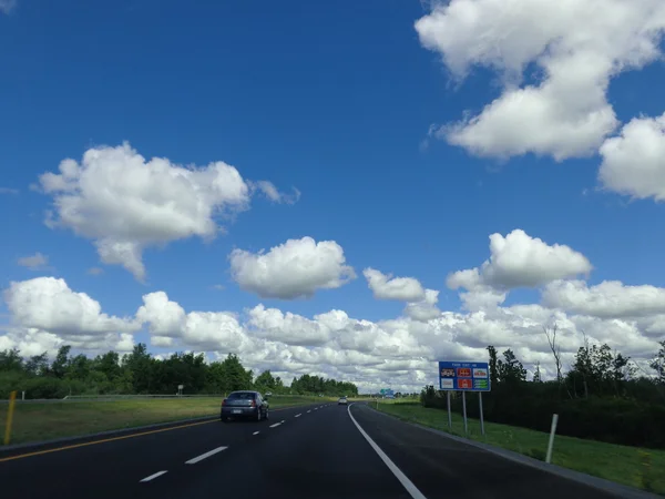 Wolken und blauer Himmel — Stockfoto