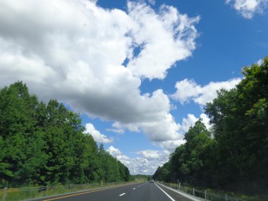 Bulutlar ve mavi gökyüzü