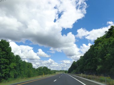 Bulutlar ve mavi gökyüzü