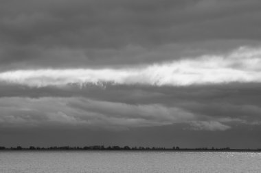 Bulutlar ve tek renkli su