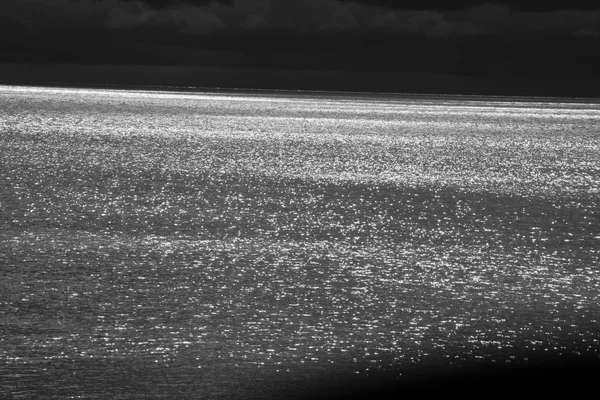 Wolken und Wasser in monochrom — Stockfoto