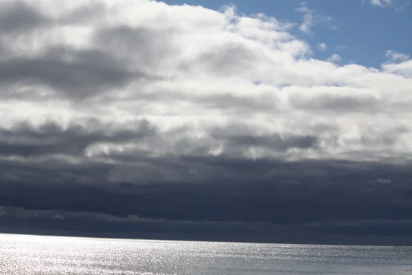 Nuvens e água — Fotografia de Stock