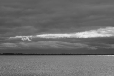 Bulutlar ve tek renkli su