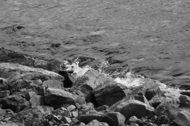 Kayalar ve tek renkli su