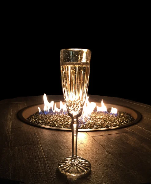 A Glass of Champagne and a Firepit — Stock Photo, Image