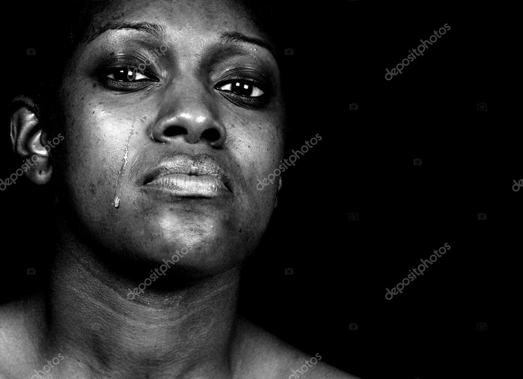 Mulher Triste Preta Em Um Fundo Cinzento Imagem de Stock - Imagem