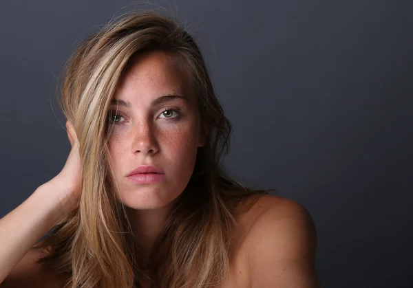 Mulher bonita no azul — Fotografia de Stock