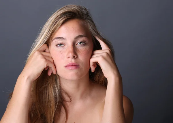 Bella giovane donna su blu — Foto Stock