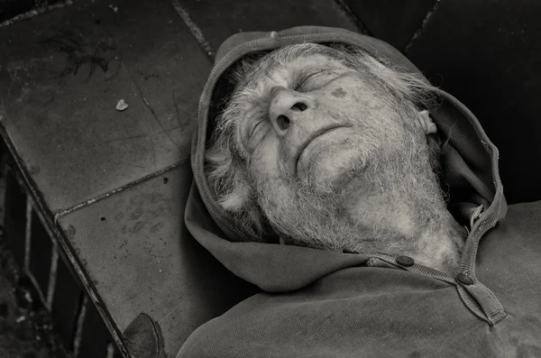 Senior man slapen op straat — Stockfoto