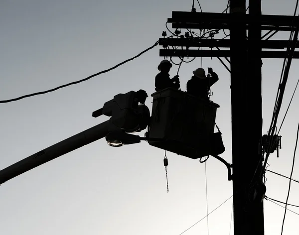 Travailleurs des lignes électriques — Photo