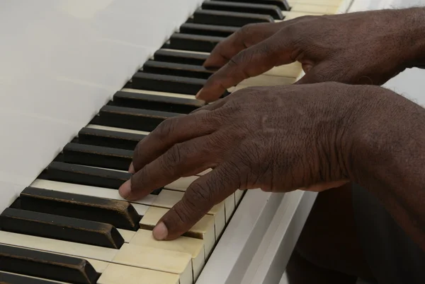 Homem idoso toca piano — Fotografia de Stock