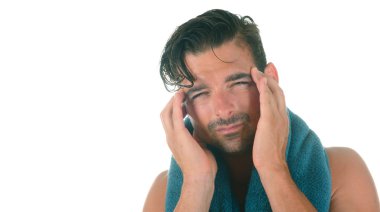 adam kötü baş ağrısı ile