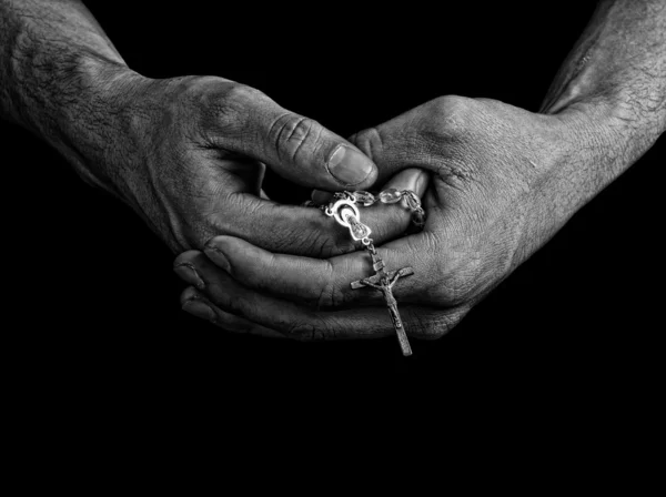 Homem segurando rosário — Fotografia de Stock