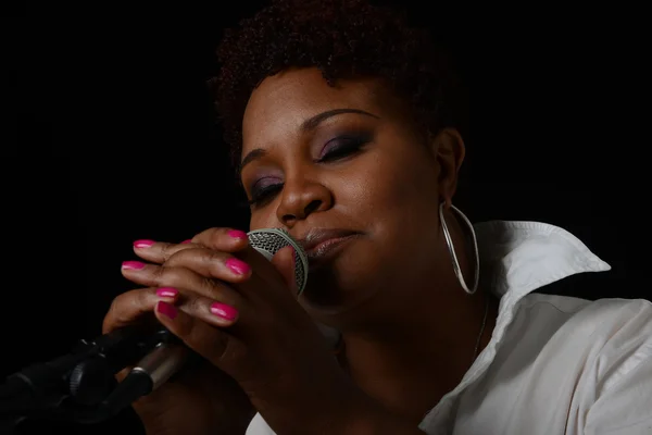 Jazzová zpěvačka na černém pozadí — Stock fotografie