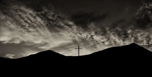 Cruz no topo da montanha — Fotografia de Stock