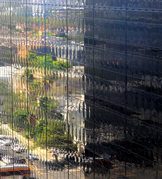 Spiegelungen der Stadt — Stockfoto