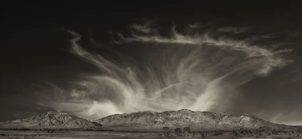 Mountainrange in california with farmland in the foreground — Stock Photo, Image