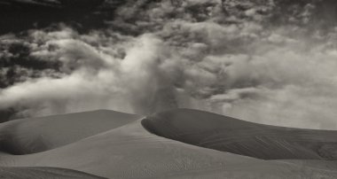 Sınır boyunca kum tepeleri