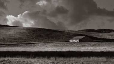 Tarlaların üzerinde gün doğumu