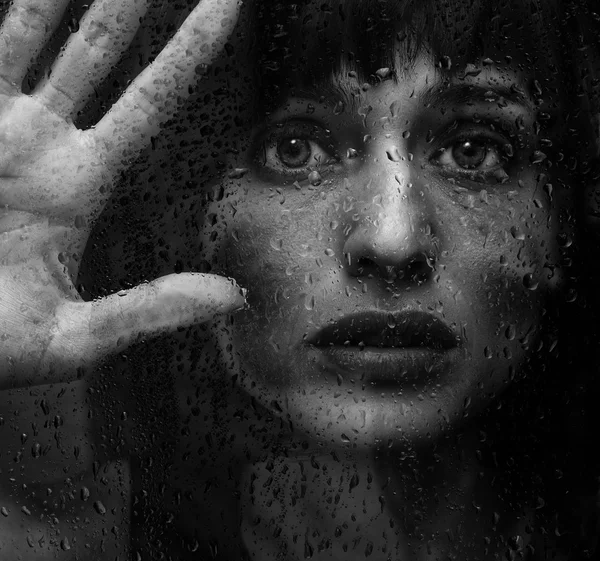 Frau draußen im Regen gefangen — Stockfoto