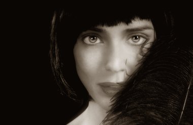 Bayan siyah tüy ile