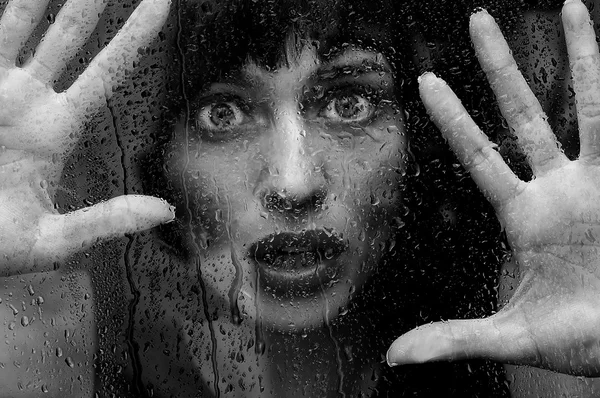 Mulher do lado de fora apanhada na chuva — Fotografia de Stock