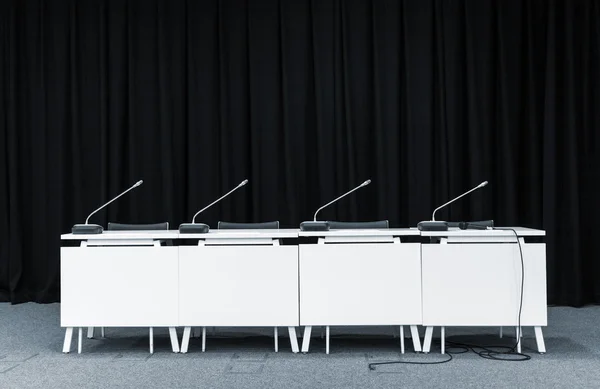 Conference microphones in a meeting room — Stock Photo, Image