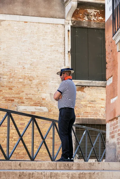 Gondolier v Benátkách — Stock fotografie