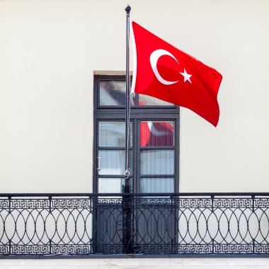 Türk ulusal bayrak rüzgarda sallayarak 