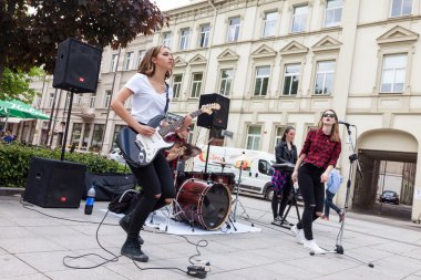 Kız rock band gerçekleştirme.