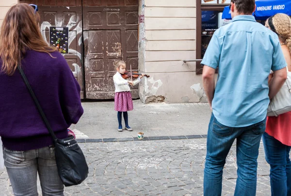 genç kız oynamak keman