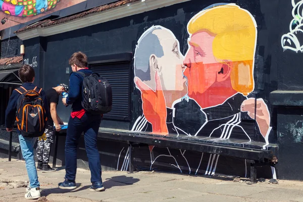 Obra de arte mural de Putin e Trump beijando — Fotografia de Stock