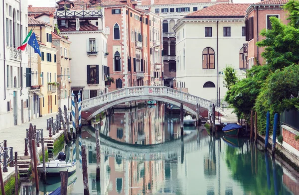 Venedik canal üzerinden köprü — Stok fotoğraf