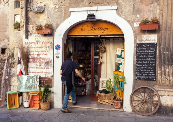 イタリアの食料品店の入り口 — ストック写真