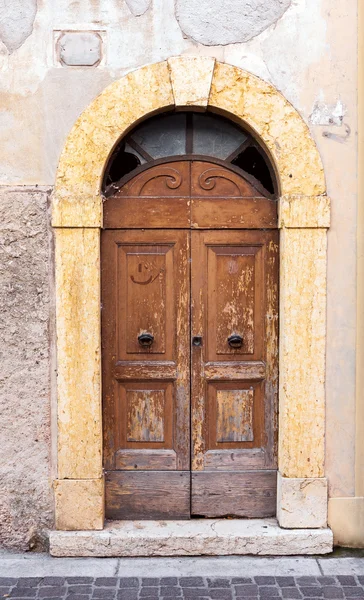 İtalya yıpranmış ahşap kapılar — Stok fotoğraf