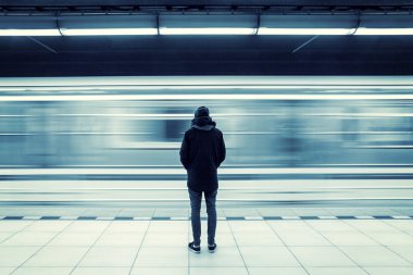 metro istasyonundaki adama 