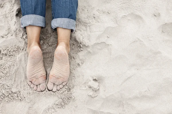 Sandy jovem mulher pés na praia — Fotografia de Stock