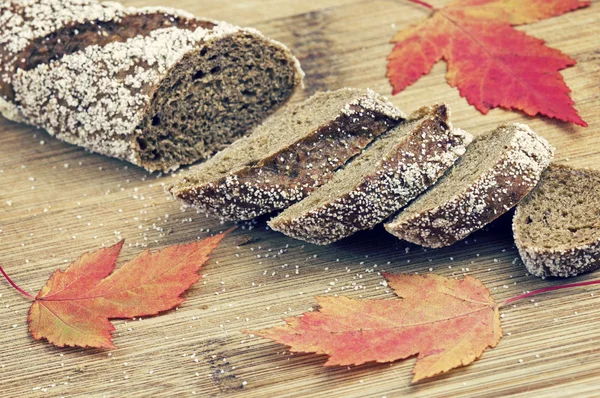 Sliced bread with maple leaves — Stock Photo, Image