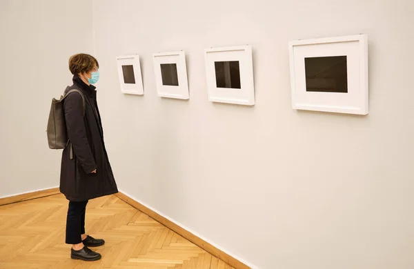 Middle Aged Woman Wearing Medical Mask Looking Artworks Hanging Wall — Stock Photo, Image