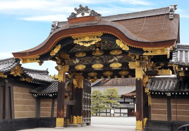 Japonya 'nın Kyoto kentindeki Nijo şatosunun dekore edilmiş girişinin ön görüntüsü.