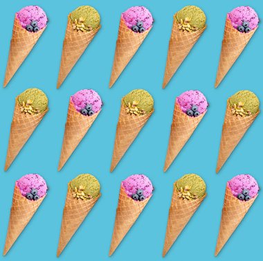 Turkuaz arka planda simetrik dondurma külahları, renkli tatlı yemek deseni 