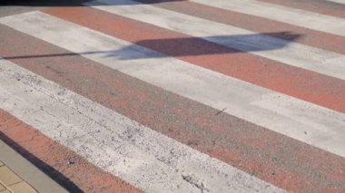 Yaya zebra yaya geçidinde, hareket halindeki arabalar ve bisikletlerle yakın çekim.