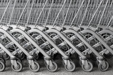 Süpermarket alışveriş arabaları, siyah beyaz endüstriyel metal arka plan