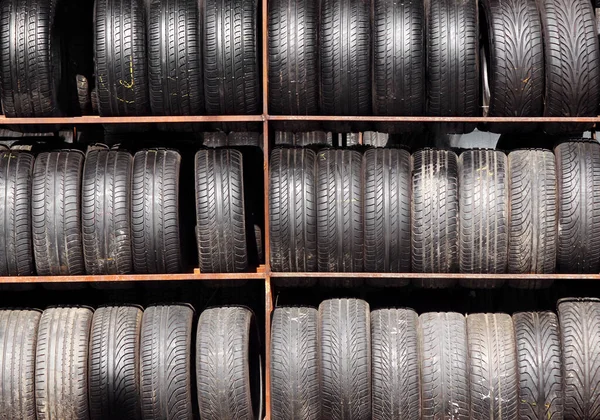 Neumáticos Viejos Usados Apilados Bastidor —  Fotos de Stock