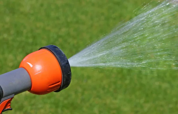 Fechar Aspersor Água Jardim Salpicar Água Verão — Fotografia de Stock